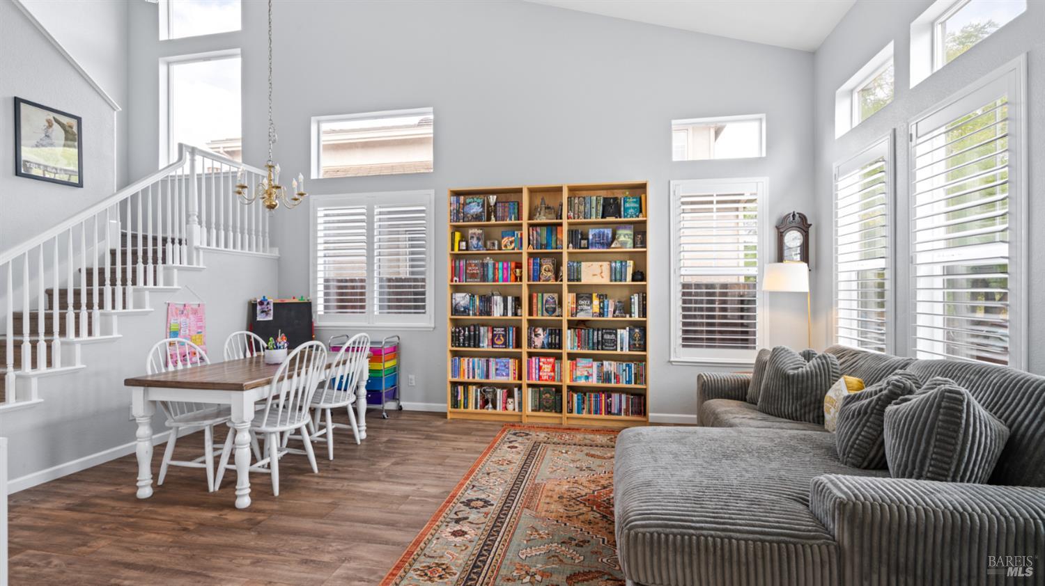 Detail Gallery Image 8 of 36 For 1407 Woodside Cir, Petaluma,  CA 94954 - 3 Beds | 2/1 Baths