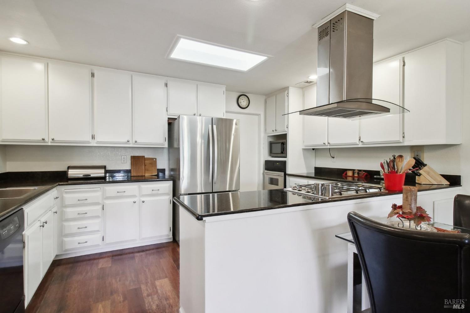 Detail Gallery Image 11 of 34 For 1240 Peppertree Cir, Saint Helena,  CA 94574 - 2 Beds | 2 Baths