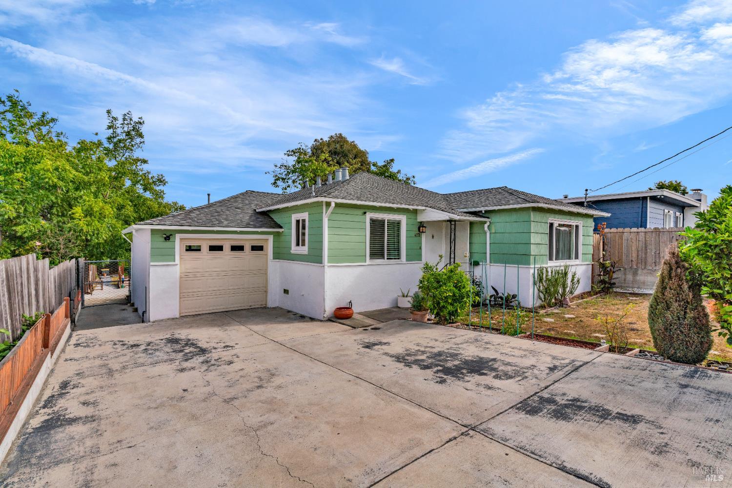 Detail Gallery Image 2 of 45 For 4778 E Hilltop Dr, El Sobrante,  CA 94803 - 3 Beds | 1 Baths
