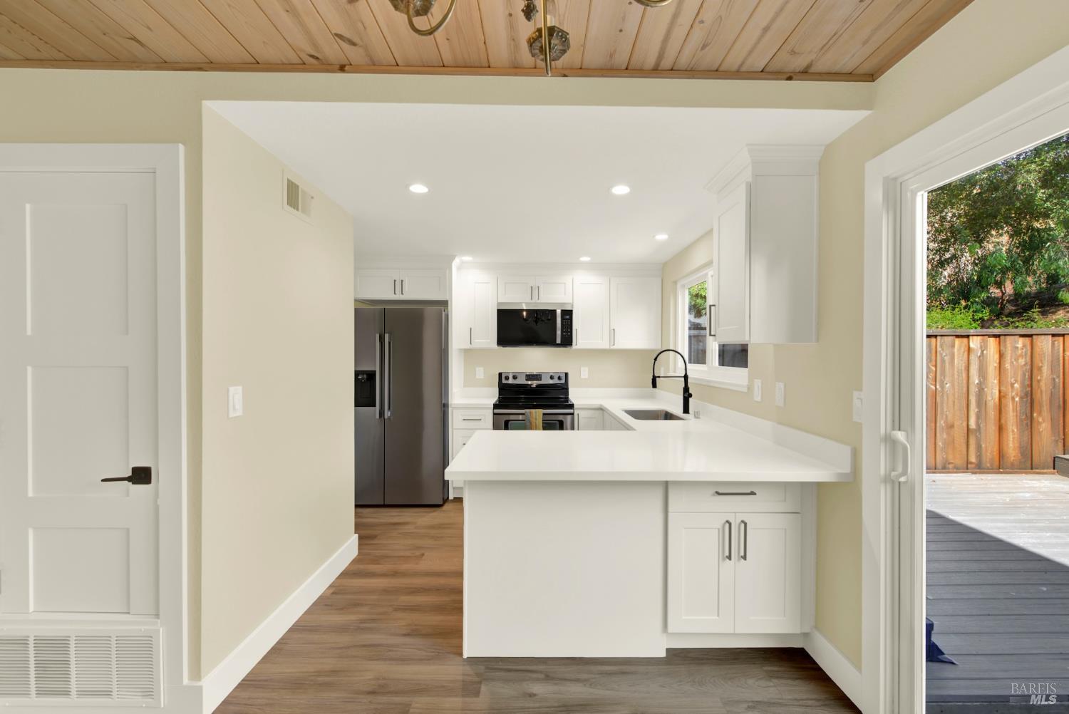 Detail Gallery Image 21 of 71 For 2009 Hawthorne Ter, Novato,  CA 94945 - 2 Beds | 1/1 Baths
