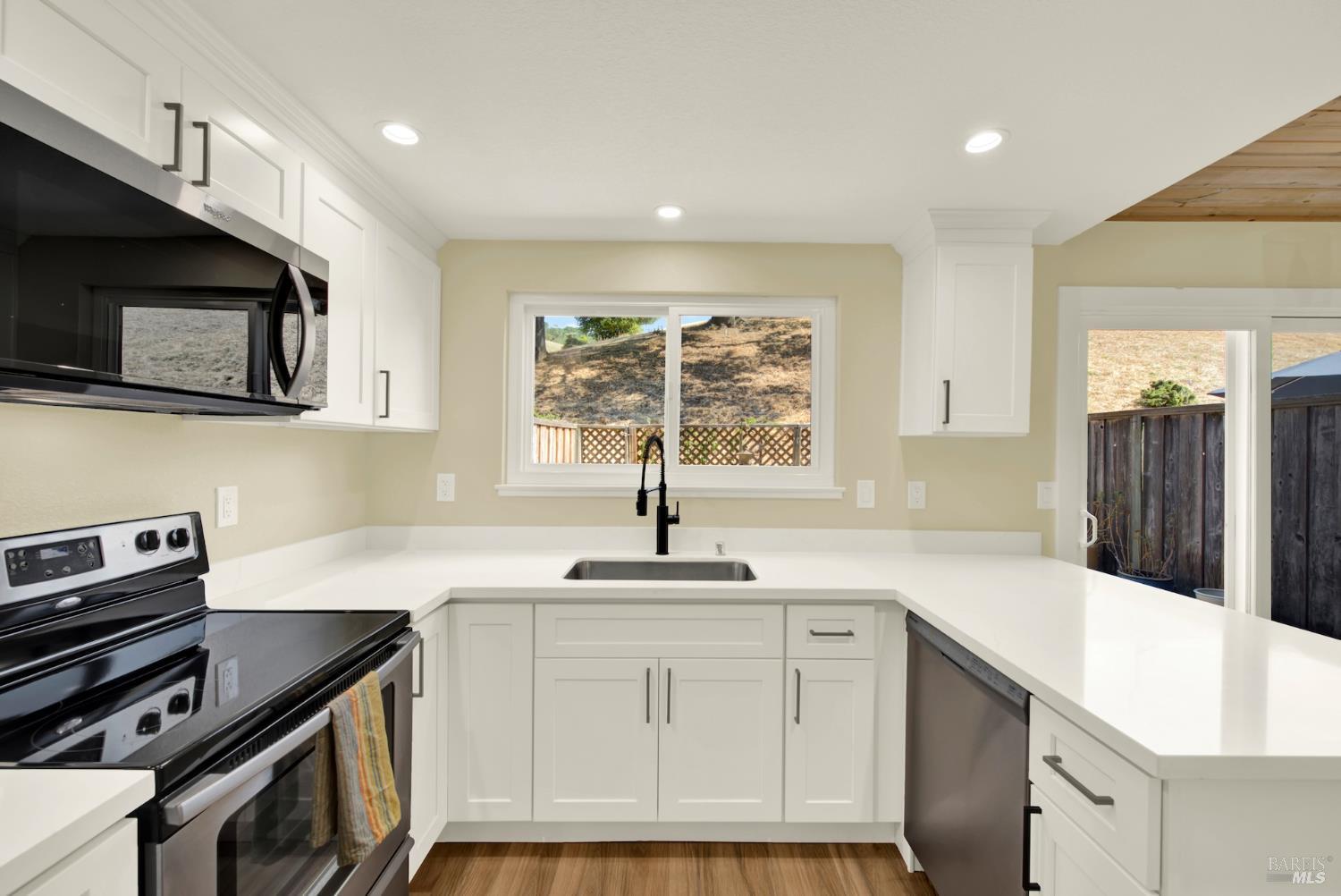 Detail Gallery Image 2 of 71 For 2009 Hawthorne Ter, Novato,  CA 94945 - 2 Beds | 1/1 Baths