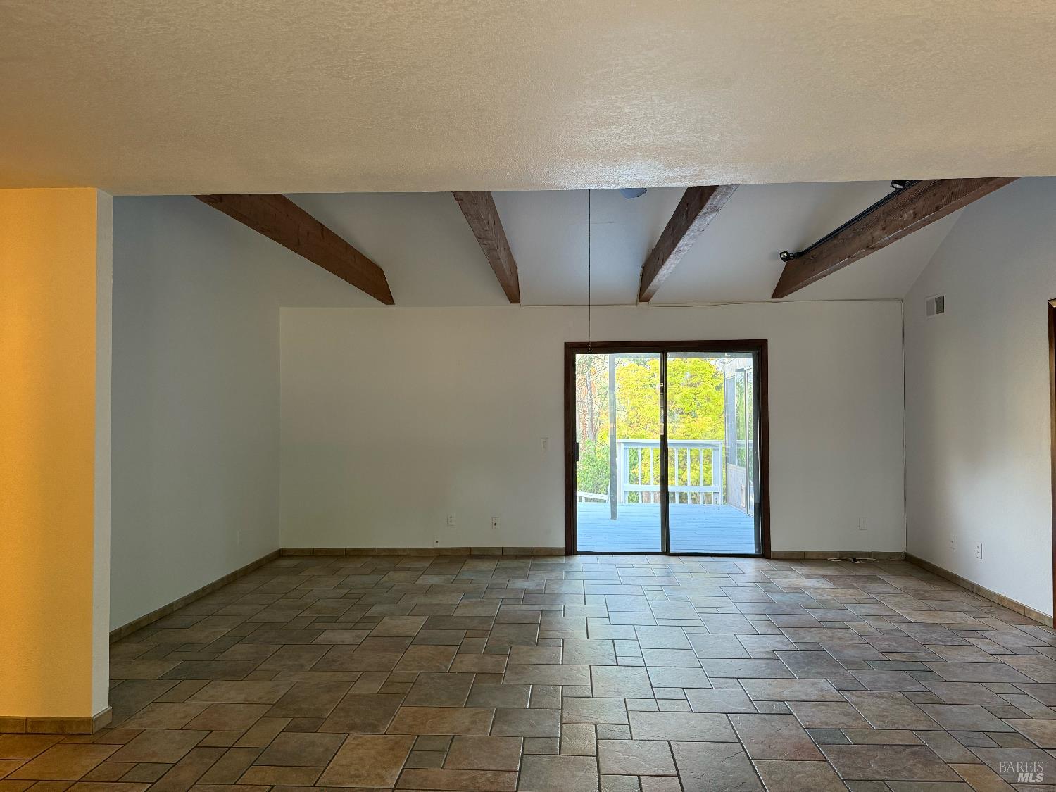 Detail Gallery Image 8 of 31 For 1461 Meadow Dr, Ukiah,  CA 95482 - 3 Beds | 1/1 Baths