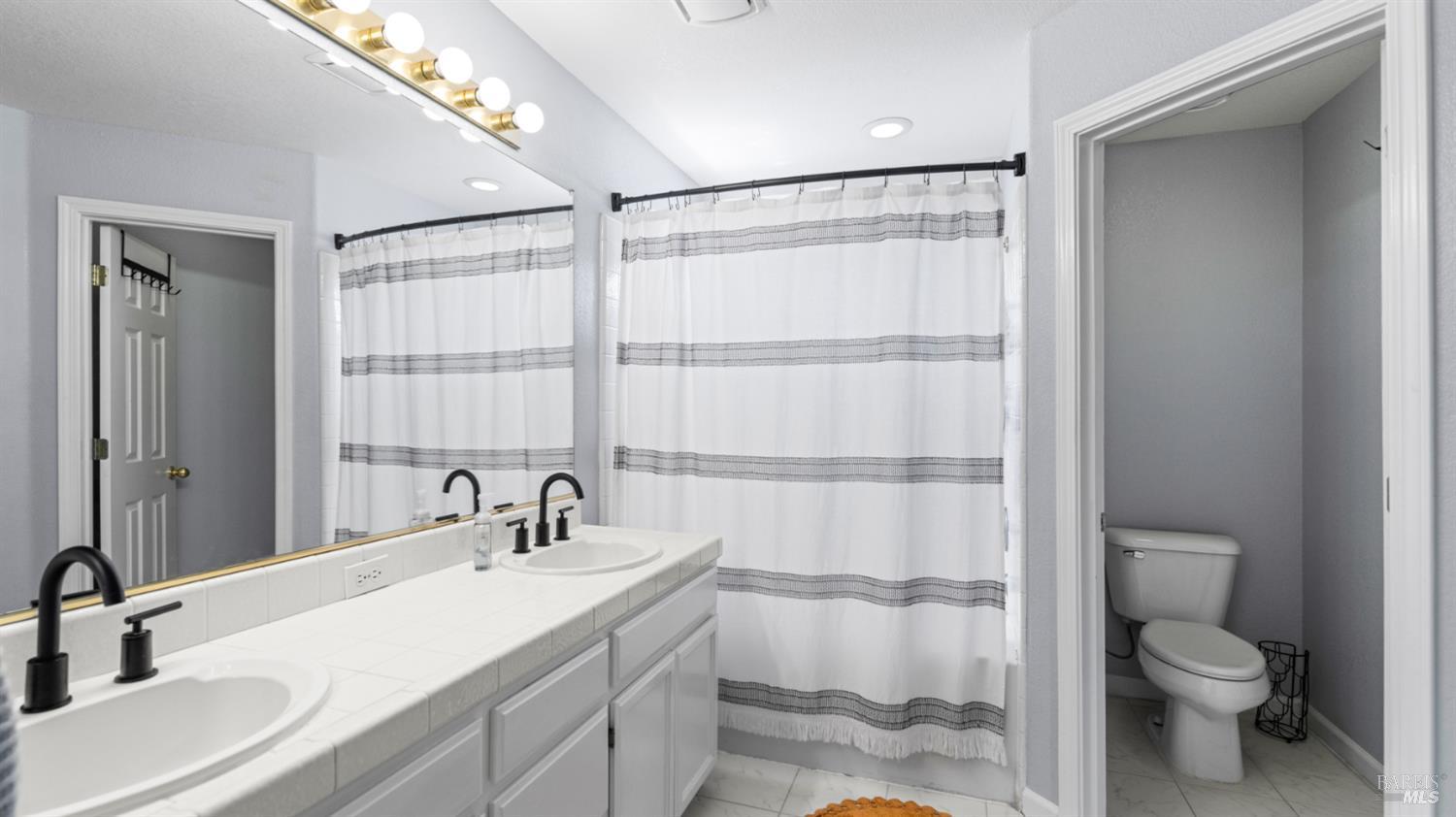 Detail Gallery Image 29 of 36 For 1407 Woodside Cir, Petaluma,  CA 94954 - 3 Beds | 2/1 Baths