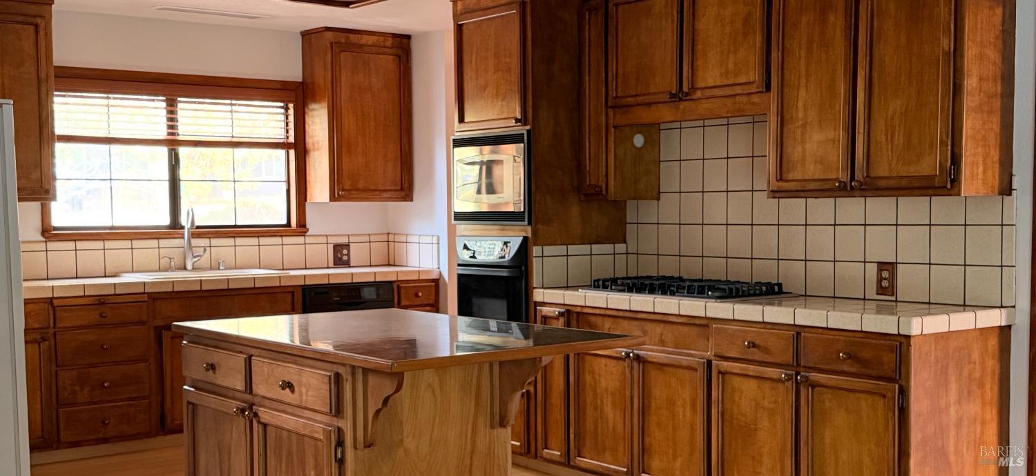 Detail Gallery Image 5 of 31 For 1461 Meadow Dr, Ukiah,  CA 95482 - 3 Beds | 1/1 Baths