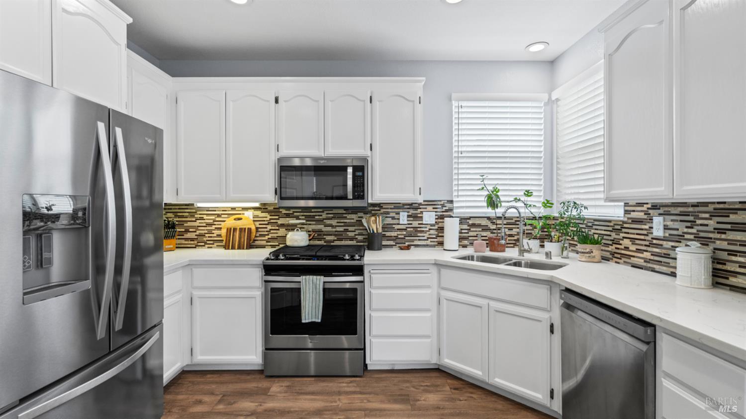 Detail Gallery Image 15 of 36 For 1407 Woodside Cir, Petaluma,  CA 94954 - 3 Beds | 2/1 Baths