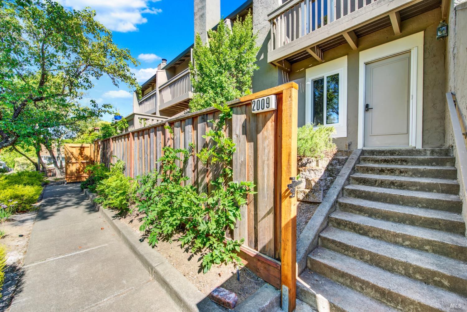 Detail Gallery Image 8 of 71 For 2009 Hawthorne Ter, Novato,  CA 94945 - 2 Beds | 1/1 Baths