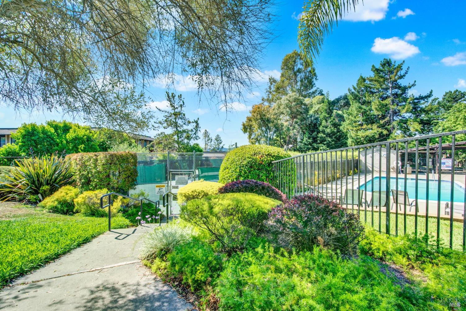 Detail Gallery Image 63 of 71 For 2009 Hawthorne Ter, Novato,  CA 94945 - 2 Beds | 1/1 Baths