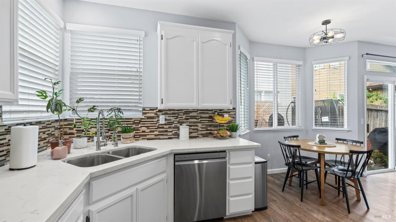 Detail Gallery Image 13 of 36 For 1407 Woodside Cir, Petaluma,  CA 94954 - 3 Beds | 2/1 Baths