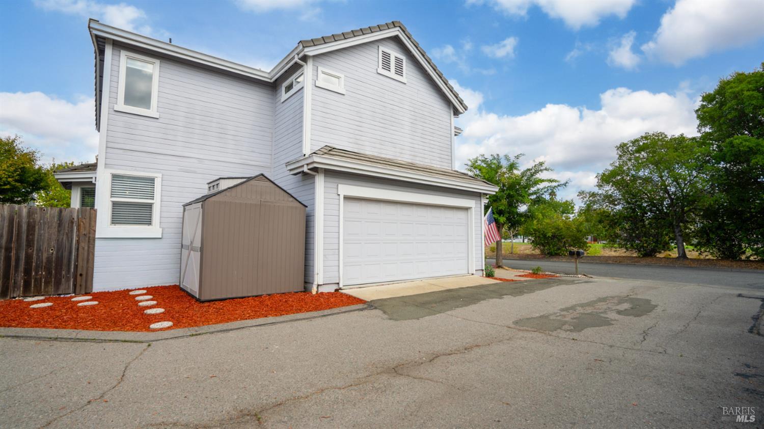 Detail Gallery Image 6 of 36 For 1407 Woodside Cir, Petaluma,  CA 94954 - 3 Beds | 2/1 Baths