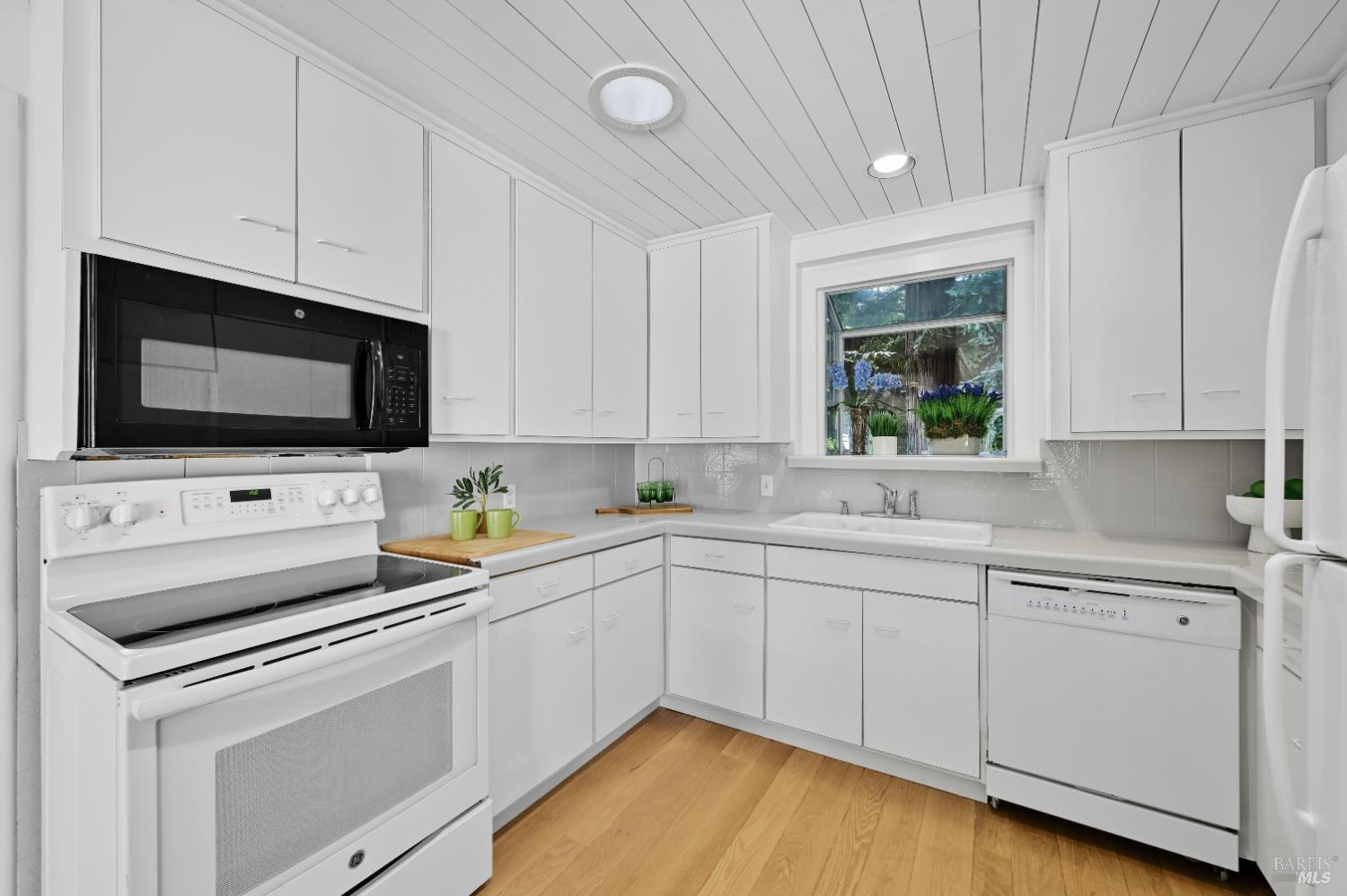 Detail Gallery Image 17 of 46 For 1 Hilldale Dr, San Anselmo,  CA 94960 - 4 Beds | 3 Baths