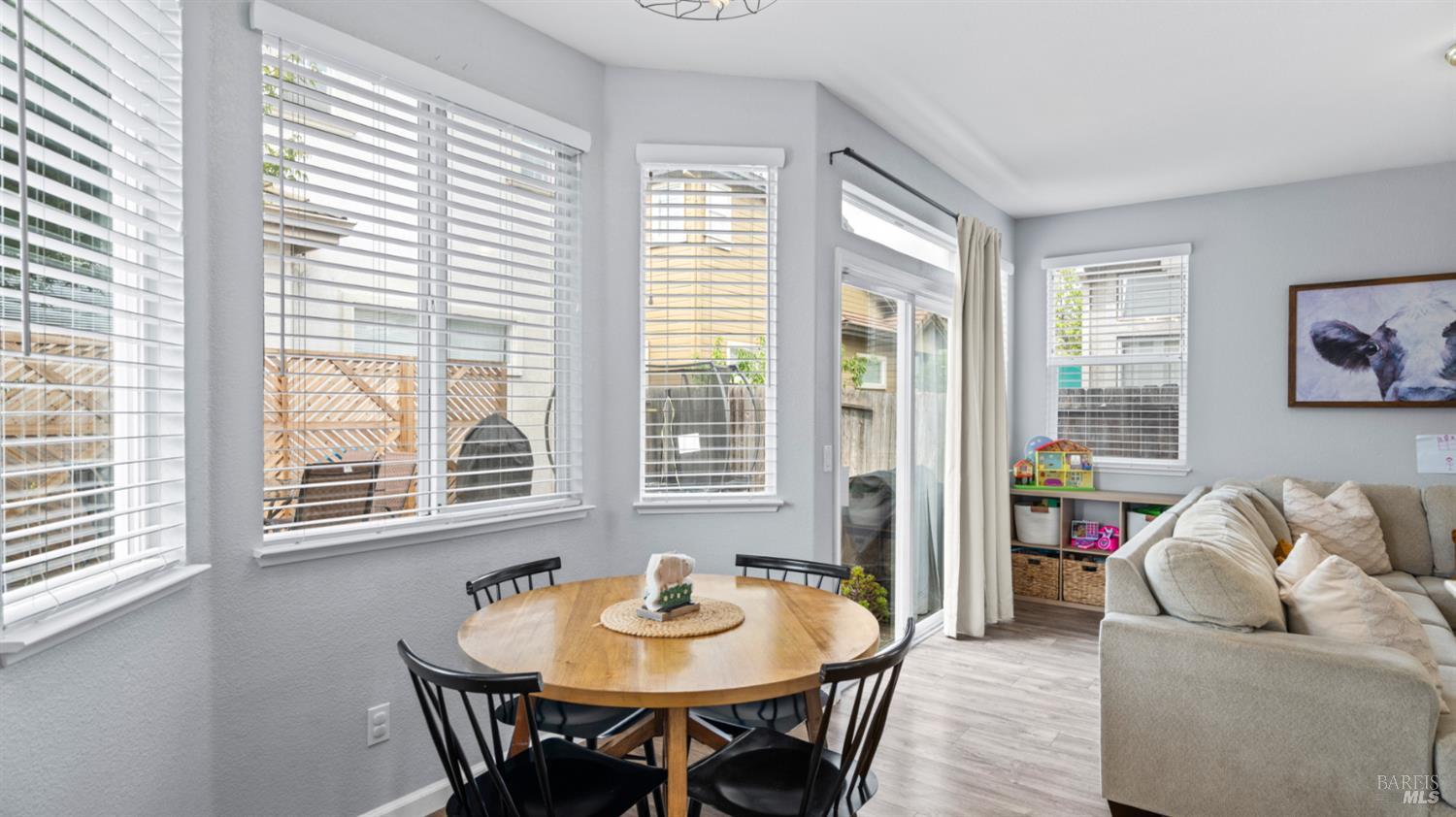 Detail Gallery Image 17 of 36 For 1407 Woodside Cir, Petaluma,  CA 94954 - 3 Beds | 2/1 Baths