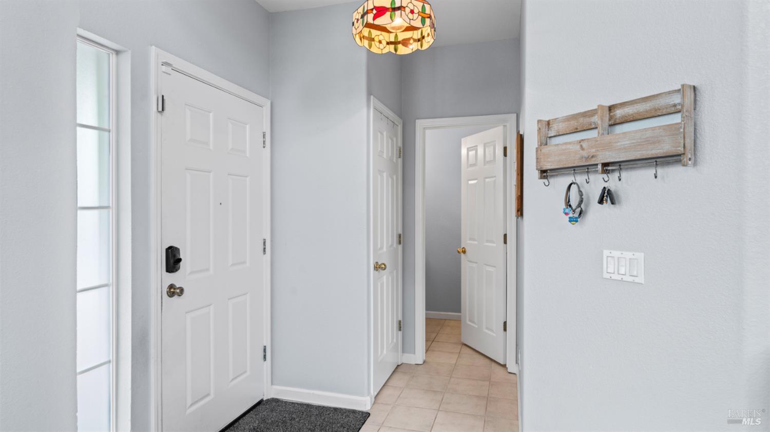 Detail Gallery Image 7 of 36 For 1407 Woodside Cir, Petaluma,  CA 94954 - 3 Beds | 2/1 Baths
