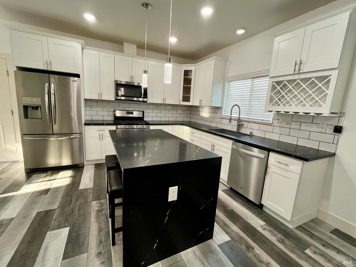 Detail Gallery Image 7 of 26 For 3701 Crestview Dr, Santa Rosa,  CA 95403 - 3 Beds | 2 Baths