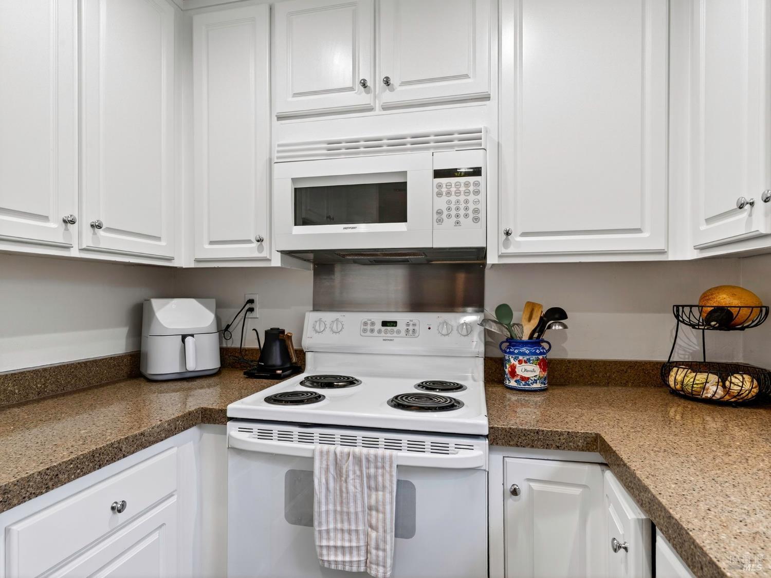 Detail Gallery Image 6 of 33 For 2506 Lakeview Dr, Santa Rosa,  CA 95405 - 3 Beds | 2 Baths