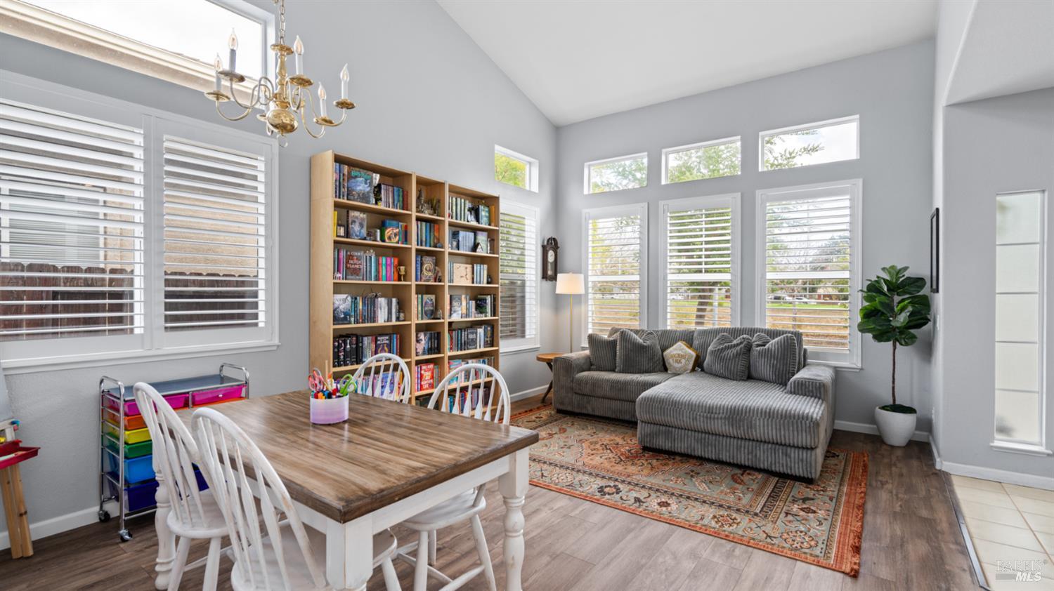 Detail Gallery Image 10 of 36 For 1407 Woodside Cir, Petaluma,  CA 94954 - 3 Beds | 2/1 Baths