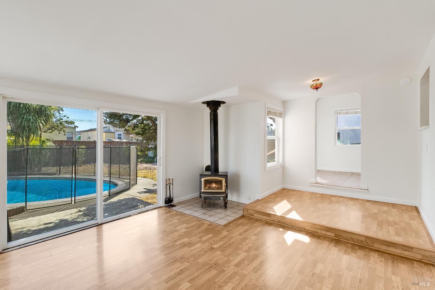 Detail Gallery Image 4 of 52 For 121 California St, Vallejo,  CA 94590 - 3 Beds | 1 Baths