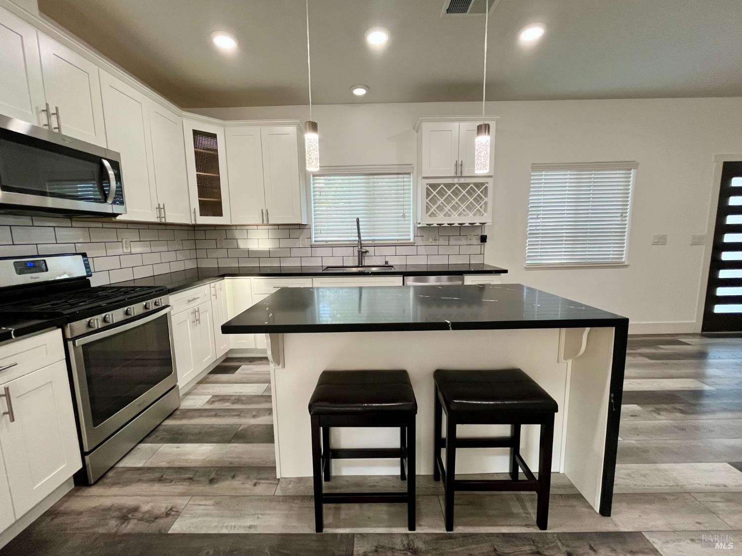 Detail Gallery Image 8 of 26 For 3701 Crestview Dr, Santa Rosa,  CA 95403 - 3 Beds | 2 Baths