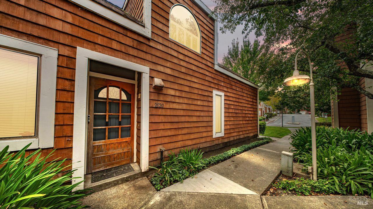 Detail Gallery Image 2 of 32 For 2520 Lakeview Dr, Santa Rosa,  CA 95405 - 3 Beds | 2 Baths