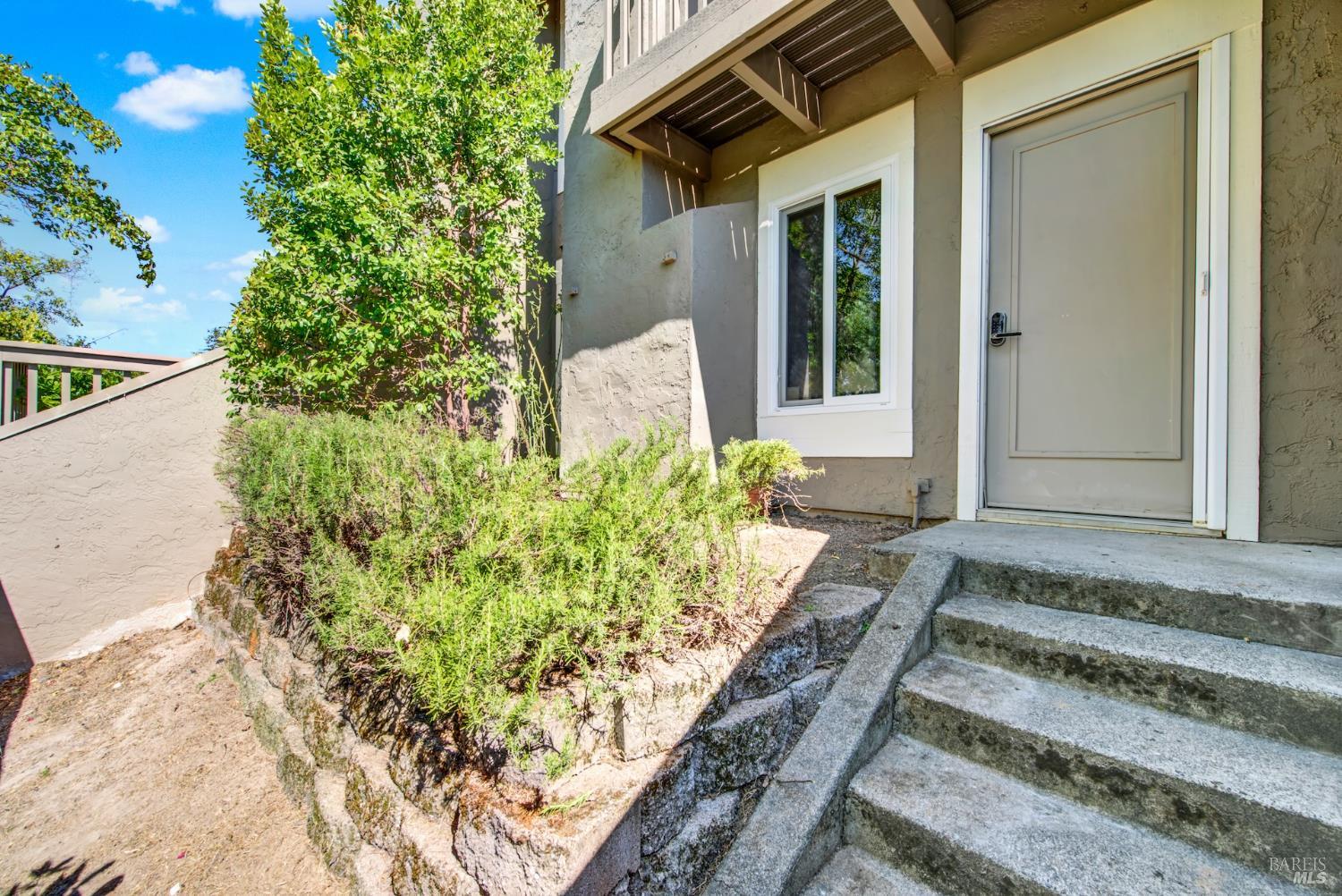 Detail Gallery Image 9 of 71 For 2009 Hawthorne Ter, Novato,  CA 94945 - 2 Beds | 1/1 Baths
