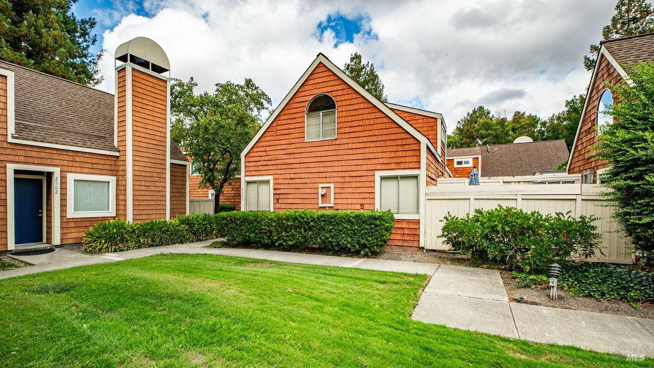 Detail Gallery Image 1 of 32 For 2520 Lakeview Dr, Santa Rosa,  CA 95405 - 3 Beds | 2 Baths