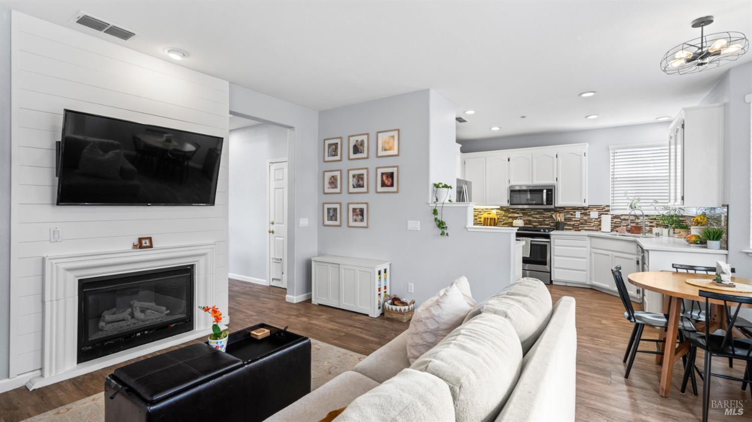 Detail Gallery Image 20 of 36 For 1407 Woodside Cir, Petaluma,  CA 94954 - 3 Beds | 2/1 Baths