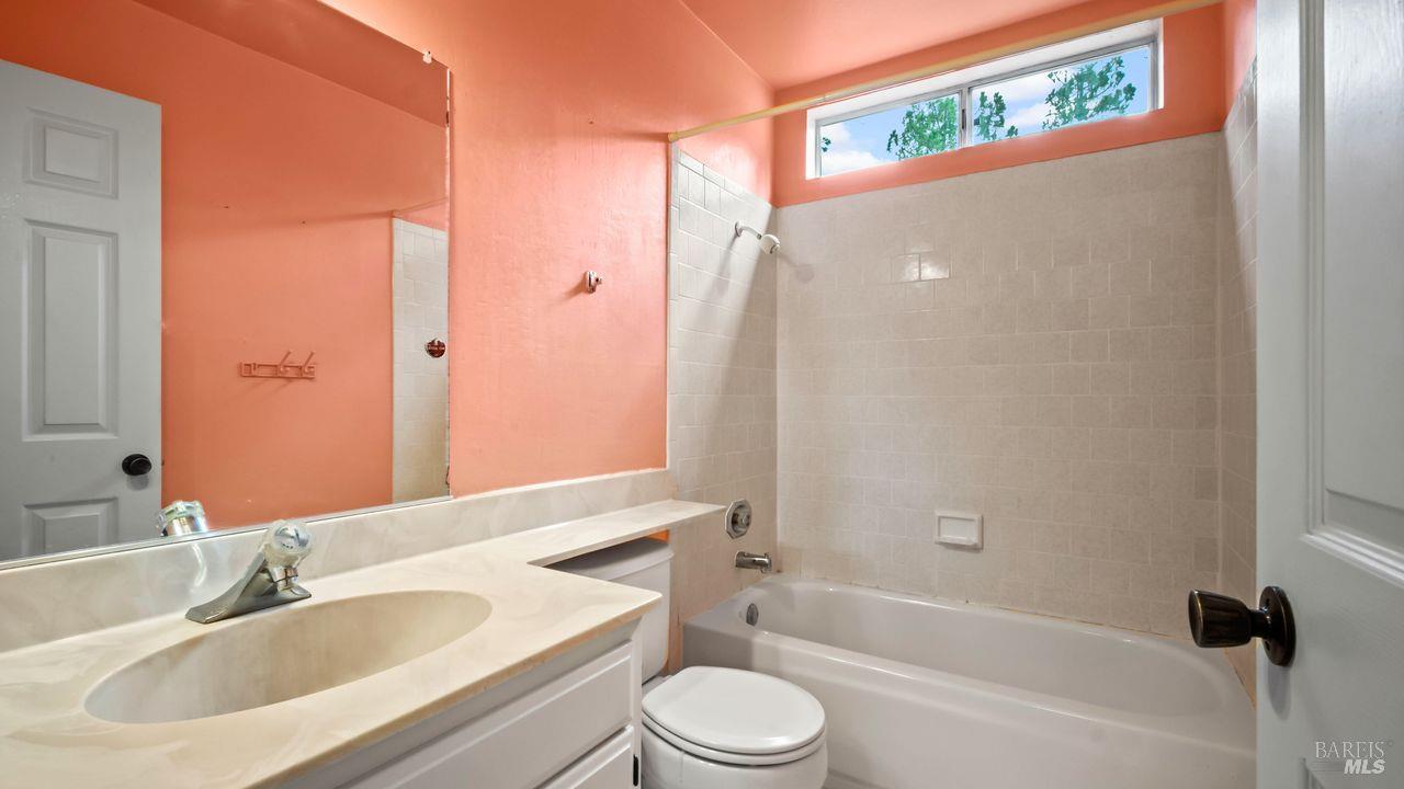 Detail Gallery Image 10 of 32 For 2520 Lakeview Dr, Santa Rosa,  CA 95405 - 3 Beds | 2 Baths