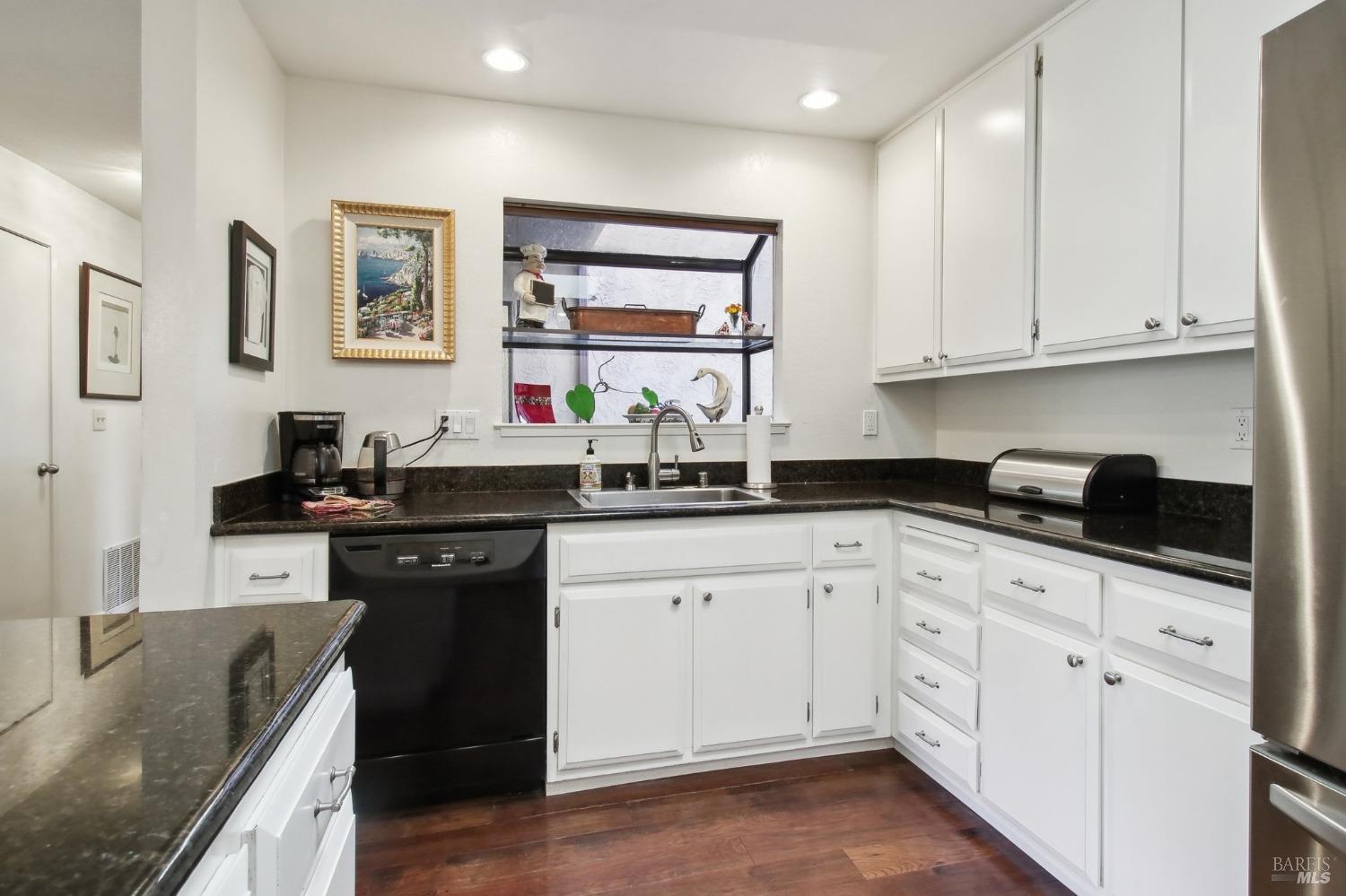 Detail Gallery Image 12 of 34 For 1240 Peppertree Cir, Saint Helena,  CA 94574 - 2 Beds | 2 Baths