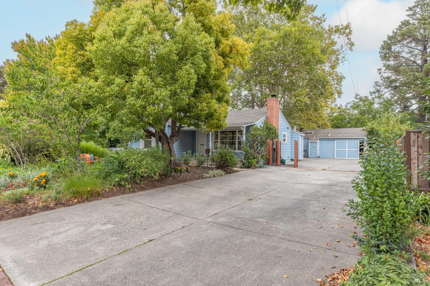 Detail Gallery Image 3 of 59 For 1716 King St, Santa Rosa,  CA 95404 - 2 Beds | 3 Baths