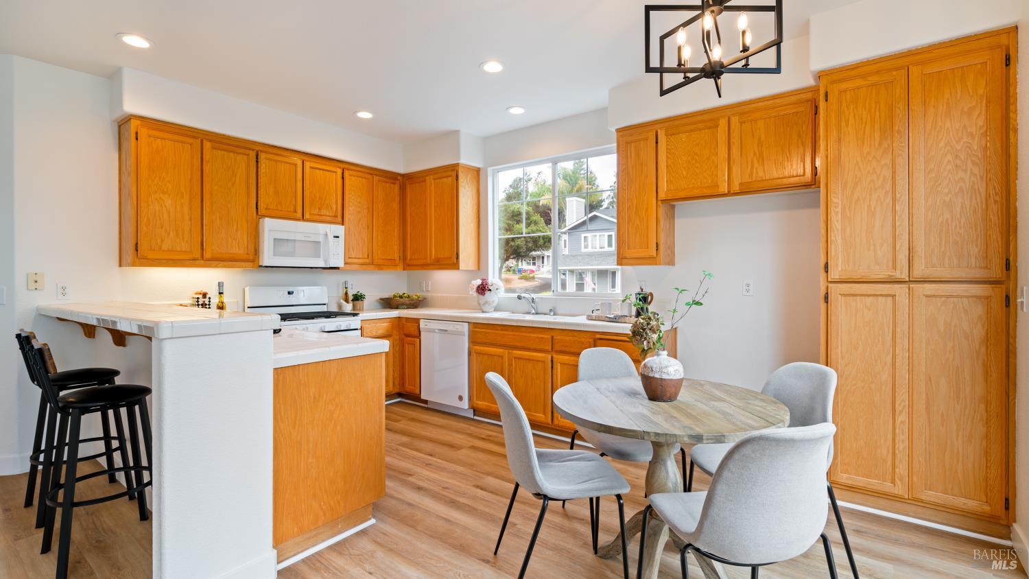 Detail Gallery Image 13 of 32 For 469 Christensen Ln, Cotati,  CA 94931 - 3 Beds | 2/1 Baths