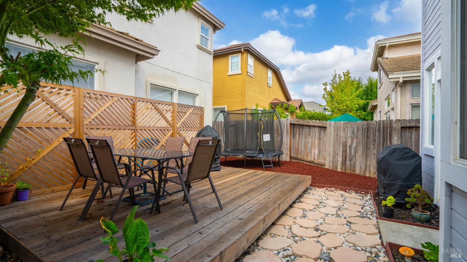 Detail Gallery Image 33 of 36 For 1407 Woodside Cir, Petaluma,  CA 94954 - 3 Beds | 2/1 Baths