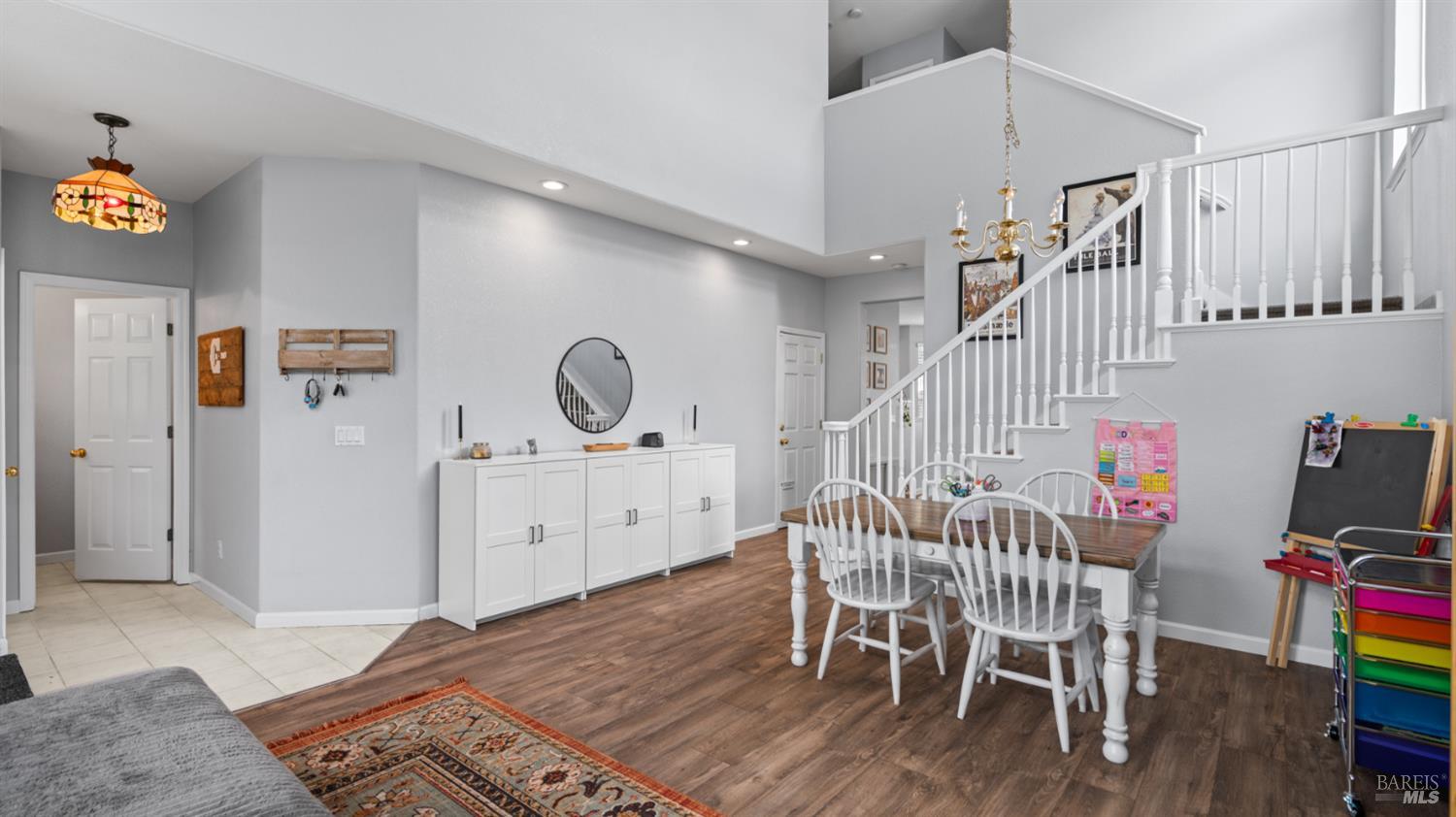 Detail Gallery Image 9 of 36 For 1407 Woodside Cir, Petaluma,  CA 94954 - 3 Beds | 2/1 Baths