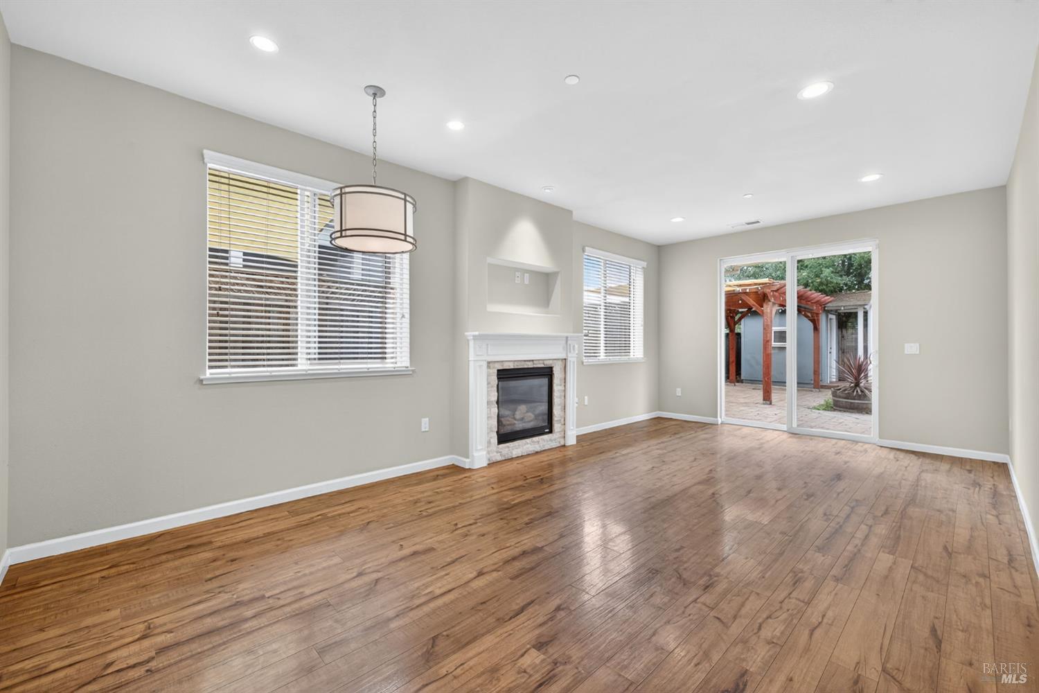 Detail Gallery Image 2 of 41 For 2110 Northfield Dr, Santa Rosa,  CA 95403 - 3 Beds | 2/1 Baths