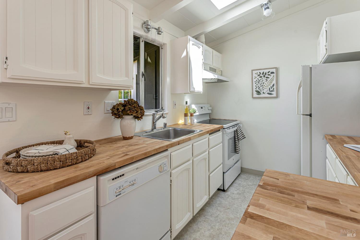 Detail Gallery Image 11 of 41 For 74 Creek Rd, Fairfax,  CA 94930 - 2 Beds | 1 Baths