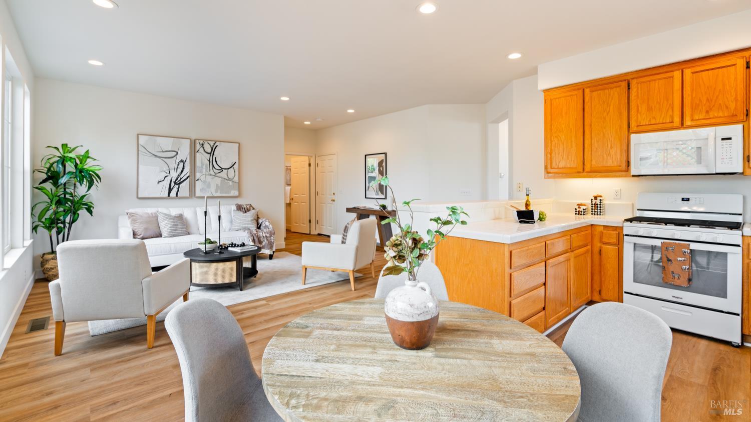 Detail Gallery Image 14 of 32 For 469 Christensen Ln, Cotati,  CA 94931 - 3 Beds | 2/1 Baths
