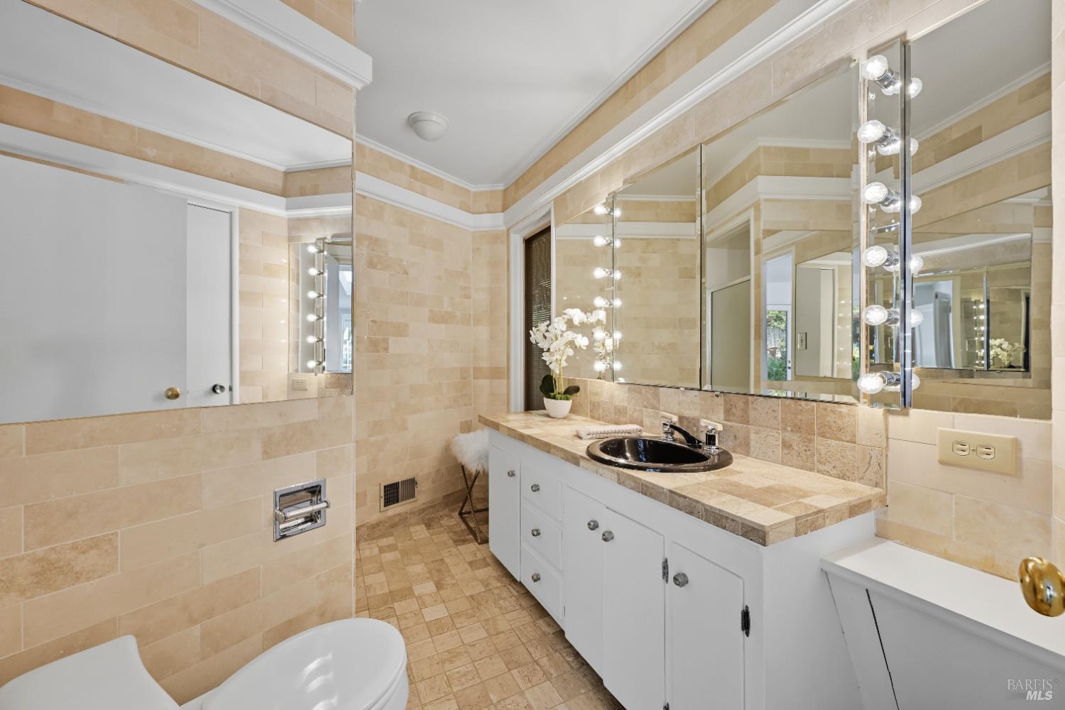 Detail Gallery Image 21 of 46 For 1 Hilldale Dr, San Anselmo,  CA 94960 - 4 Beds | 3 Baths