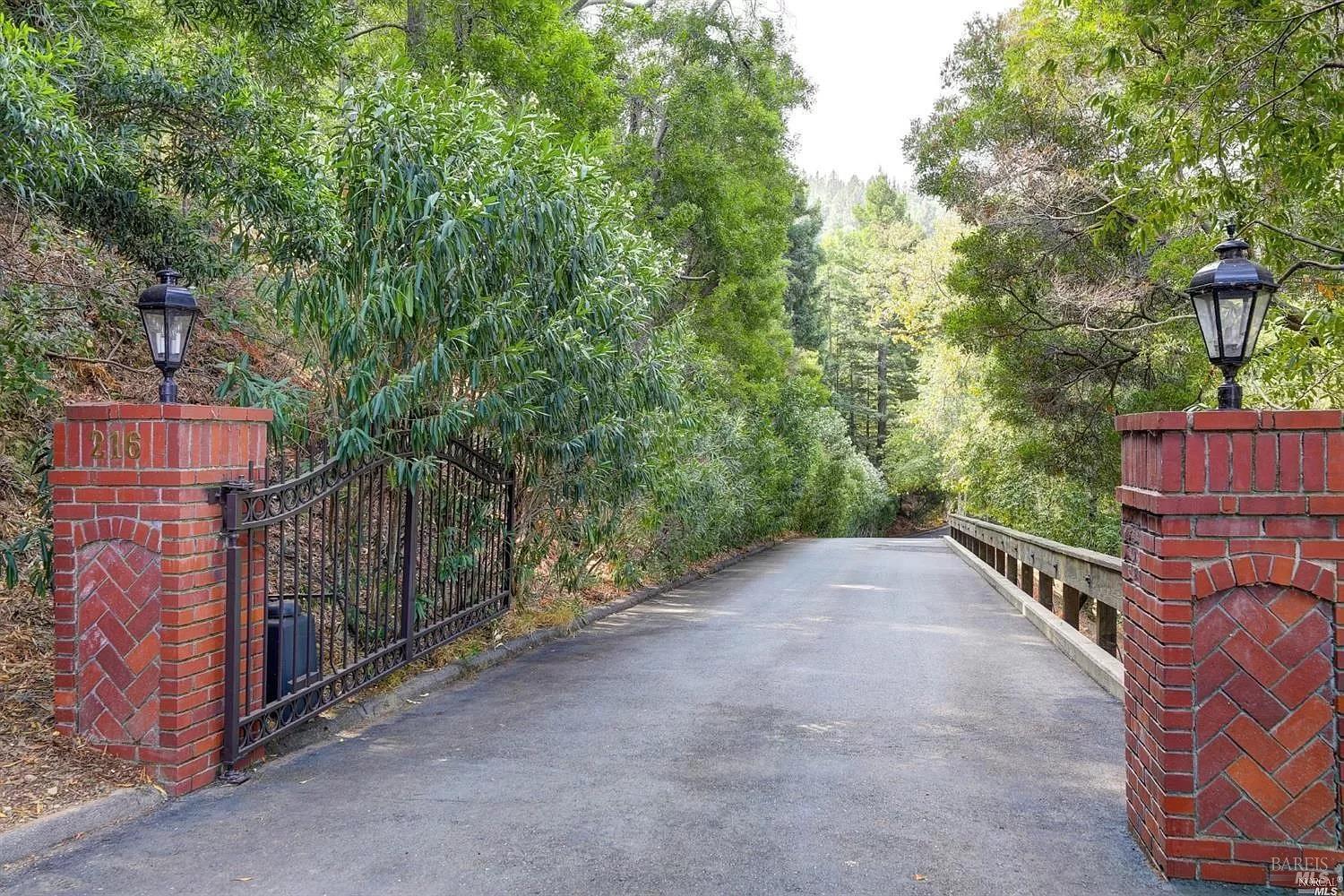 Detail Gallery Image 48 of 50 For 216 Evergreen Dr, Kentfield,  CA 94904 - 6 Beds | 6/1 Baths