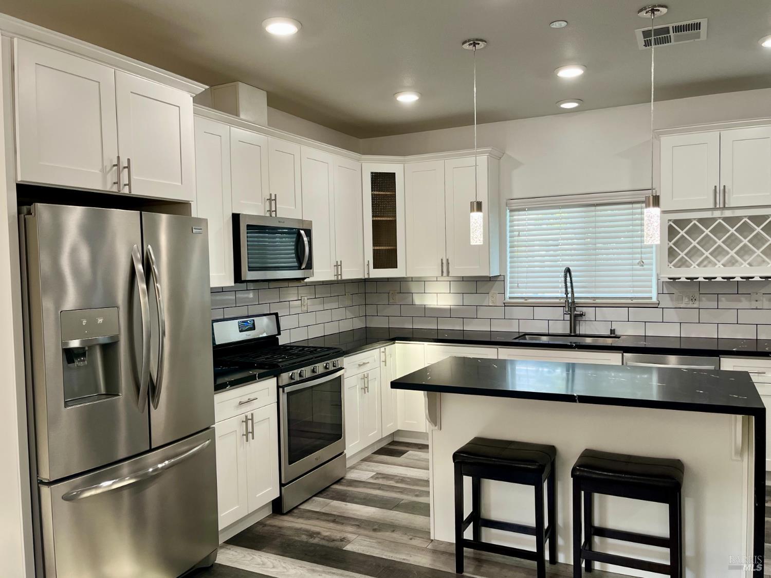 Detail Gallery Image 9 of 26 For 3701 Crestview Dr, Santa Rosa,  CA 95403 - 3 Beds | 2 Baths