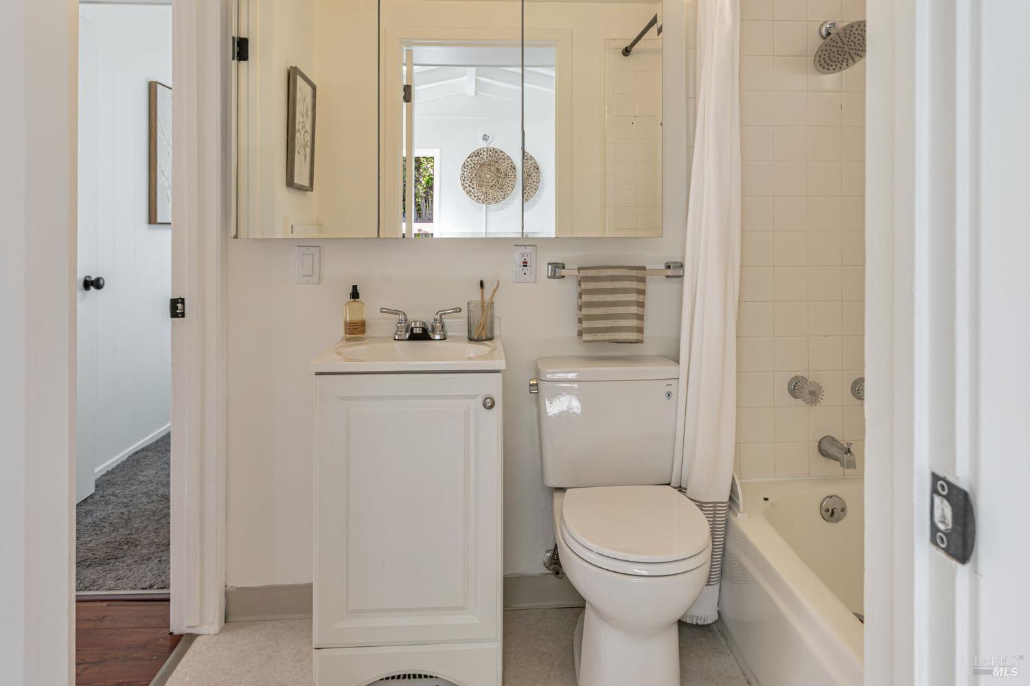 Detail Gallery Image 23 of 41 For 74 Creek Rd, Fairfax,  CA 94930 - 2 Beds | 1 Baths