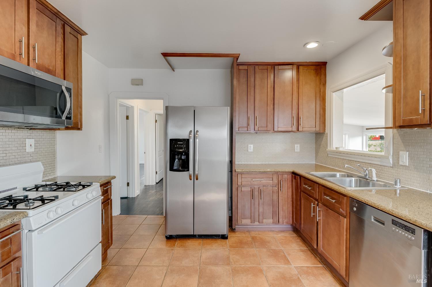 Detail Gallery Image 3 of 52 For 121 California St, Vallejo,  CA 94590 - 3 Beds | 1 Baths