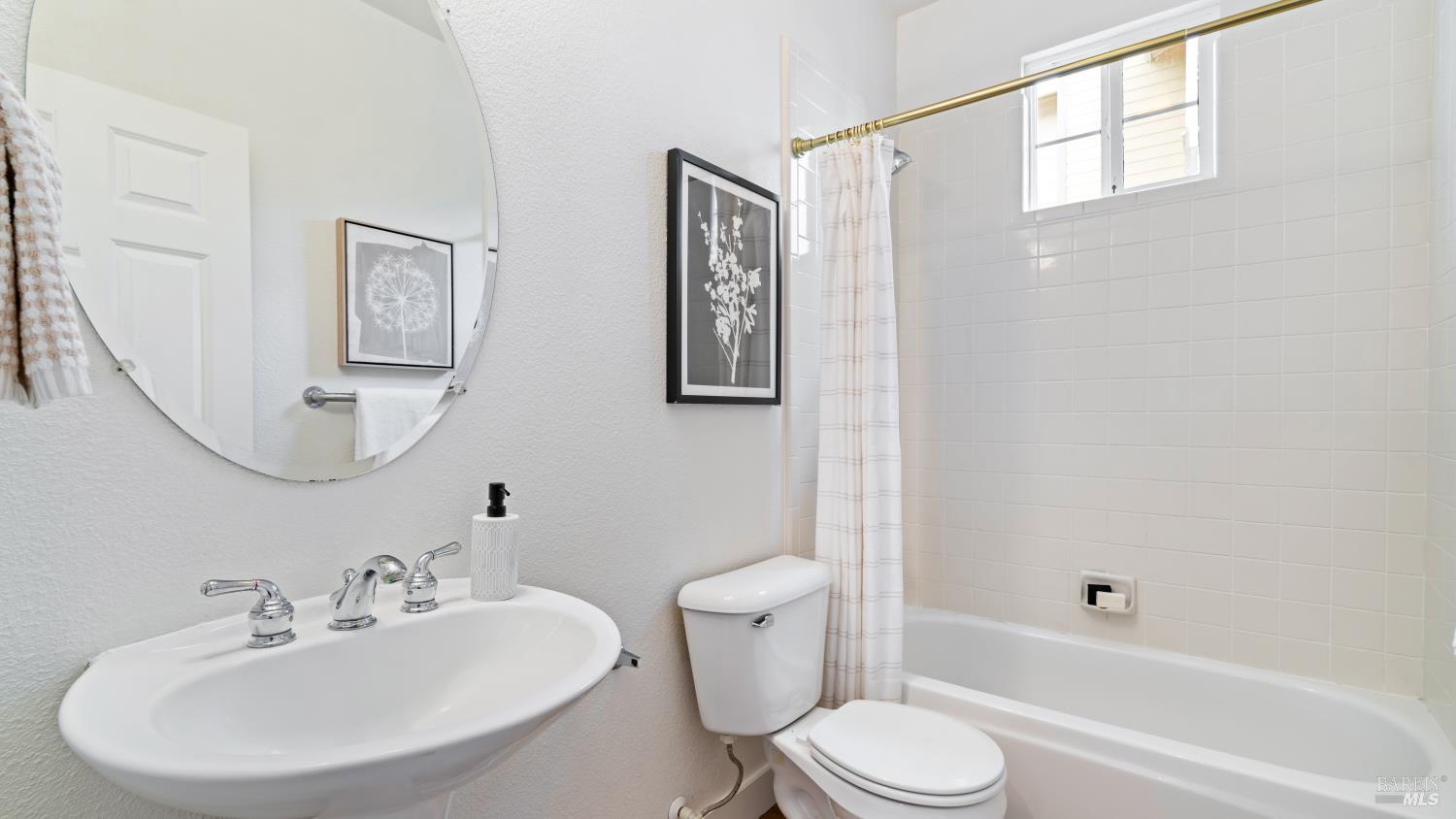 Detail Gallery Image 16 of 32 For 469 Christensen Ln, Cotati,  CA 94931 - 3 Beds | 2/1 Baths