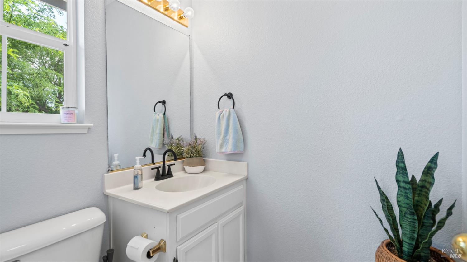 Detail Gallery Image 12 of 36 For 1407 Woodside Cir, Petaluma,  CA 94954 - 3 Beds | 2/1 Baths