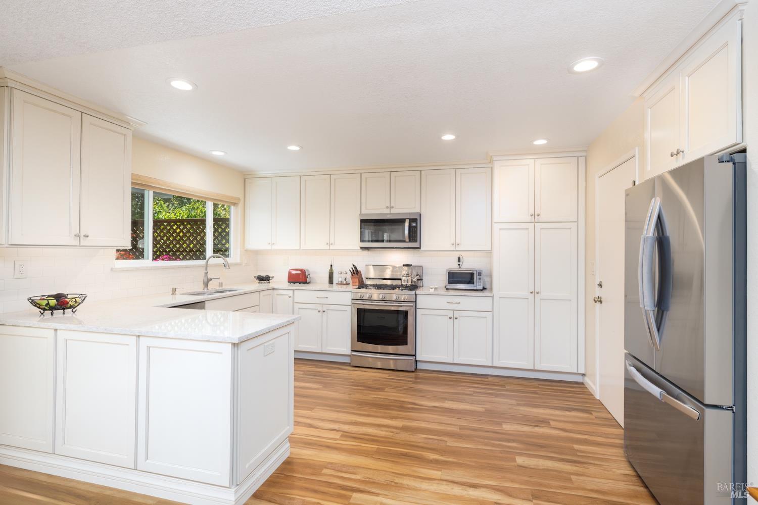 Detail Gallery Image 8 of 27 For 5518 Marit Dr, Santa Rosa,  CA 95409 - 2 Beds | 2 Baths