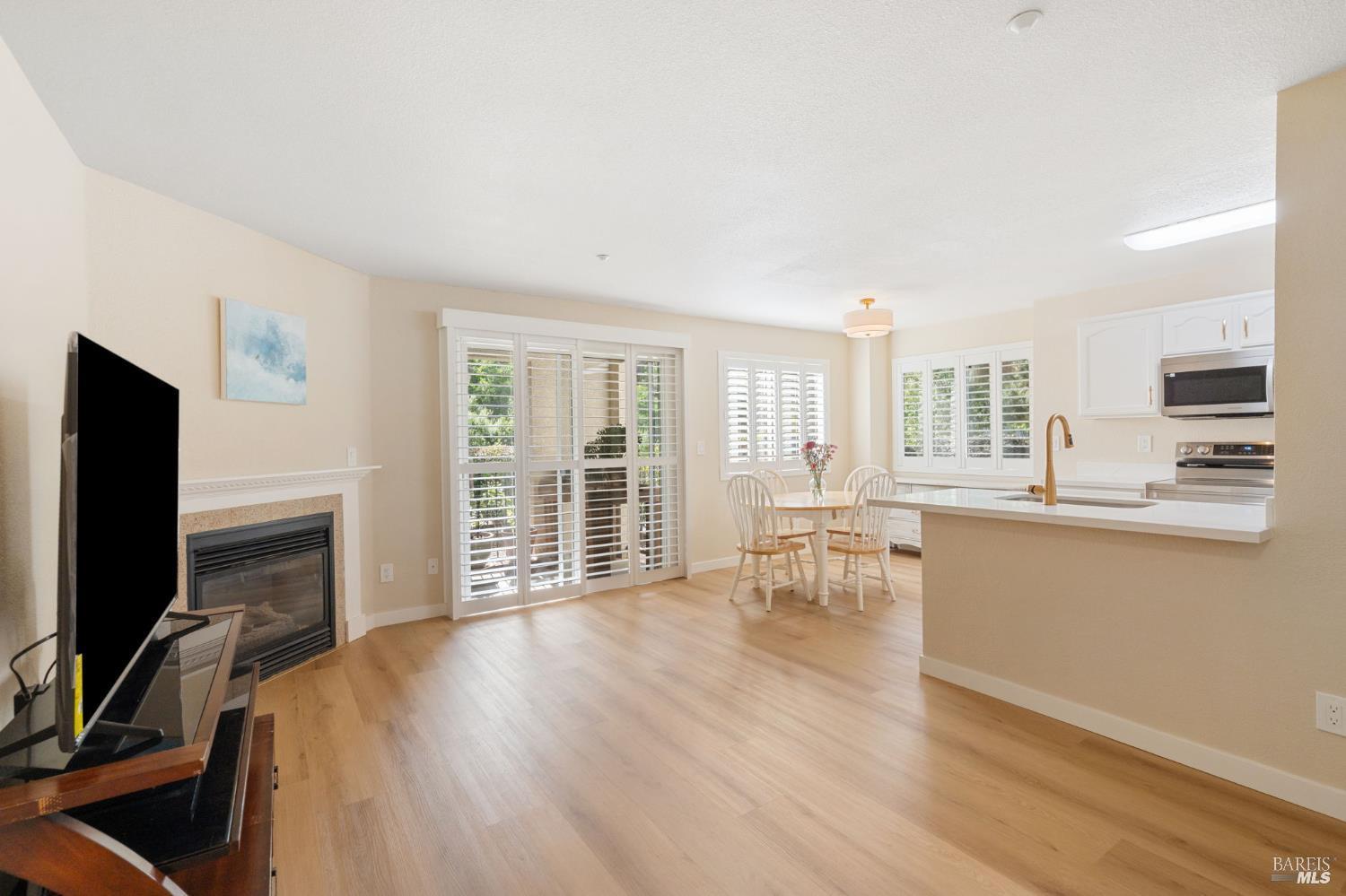 Detail Gallery Image 4 of 23 For 2001 Eastwood Dr #1,  Vacaville,  CA 95687 - 2 Beds | 1 Baths
