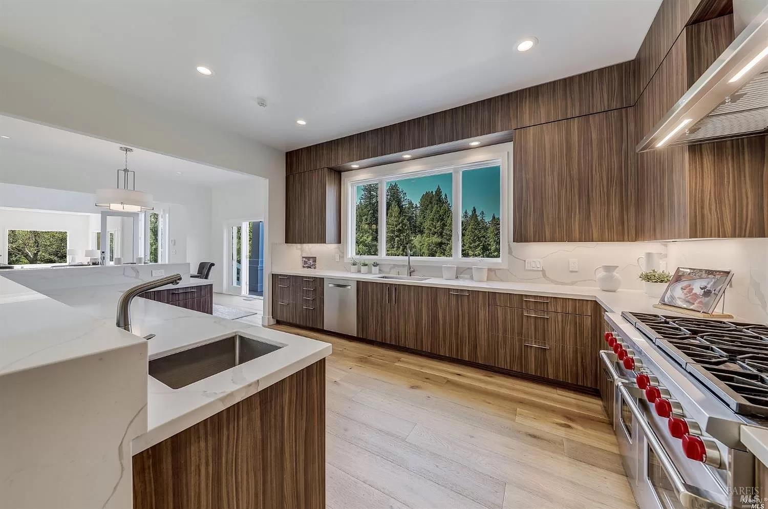 Detail Gallery Image 17 of 50 For 216 Evergreen Dr, Kentfield,  CA 94904 - 6 Beds | 6/1 Baths