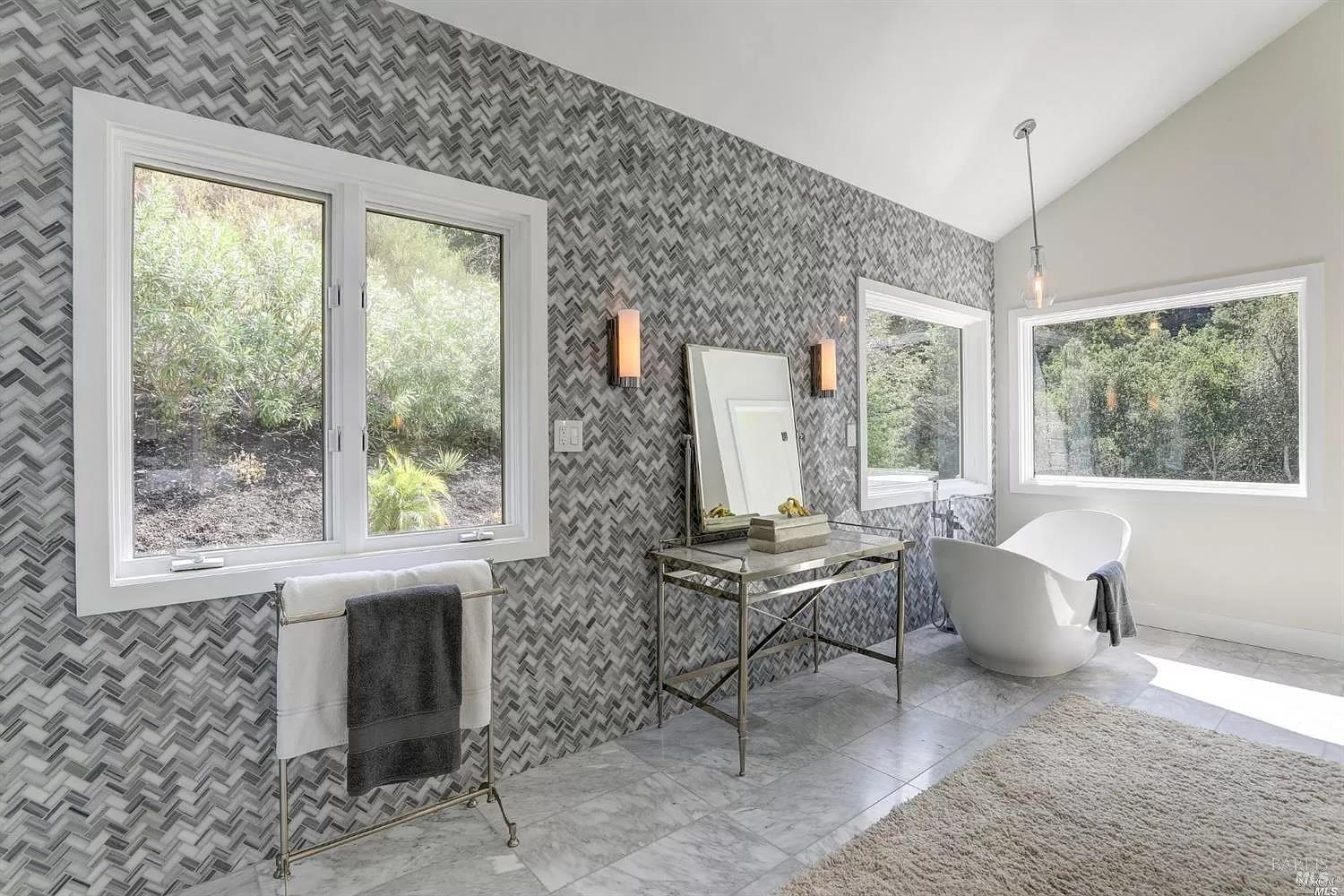 Detail Gallery Image 31 of 50 For 216 Evergreen Dr, Kentfield,  CA 94904 - 6 Beds | 6/1 Baths