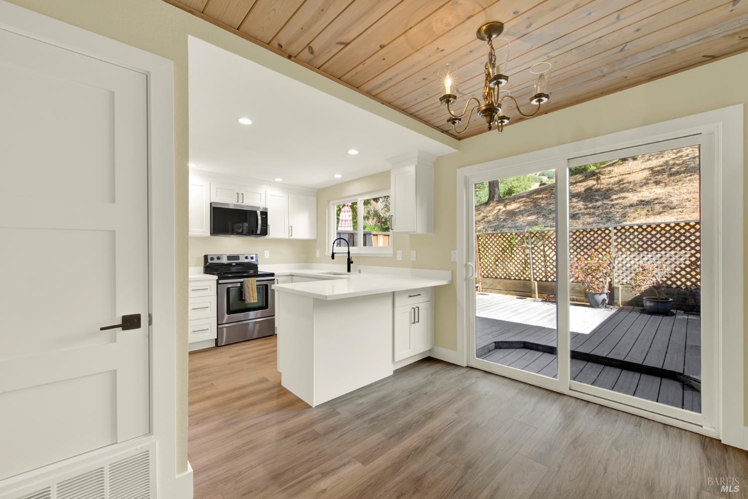 Detail Gallery Image 18 of 71 For 2009 Hawthorne Ter, Novato,  CA 94945 - 2 Beds | 1/1 Baths