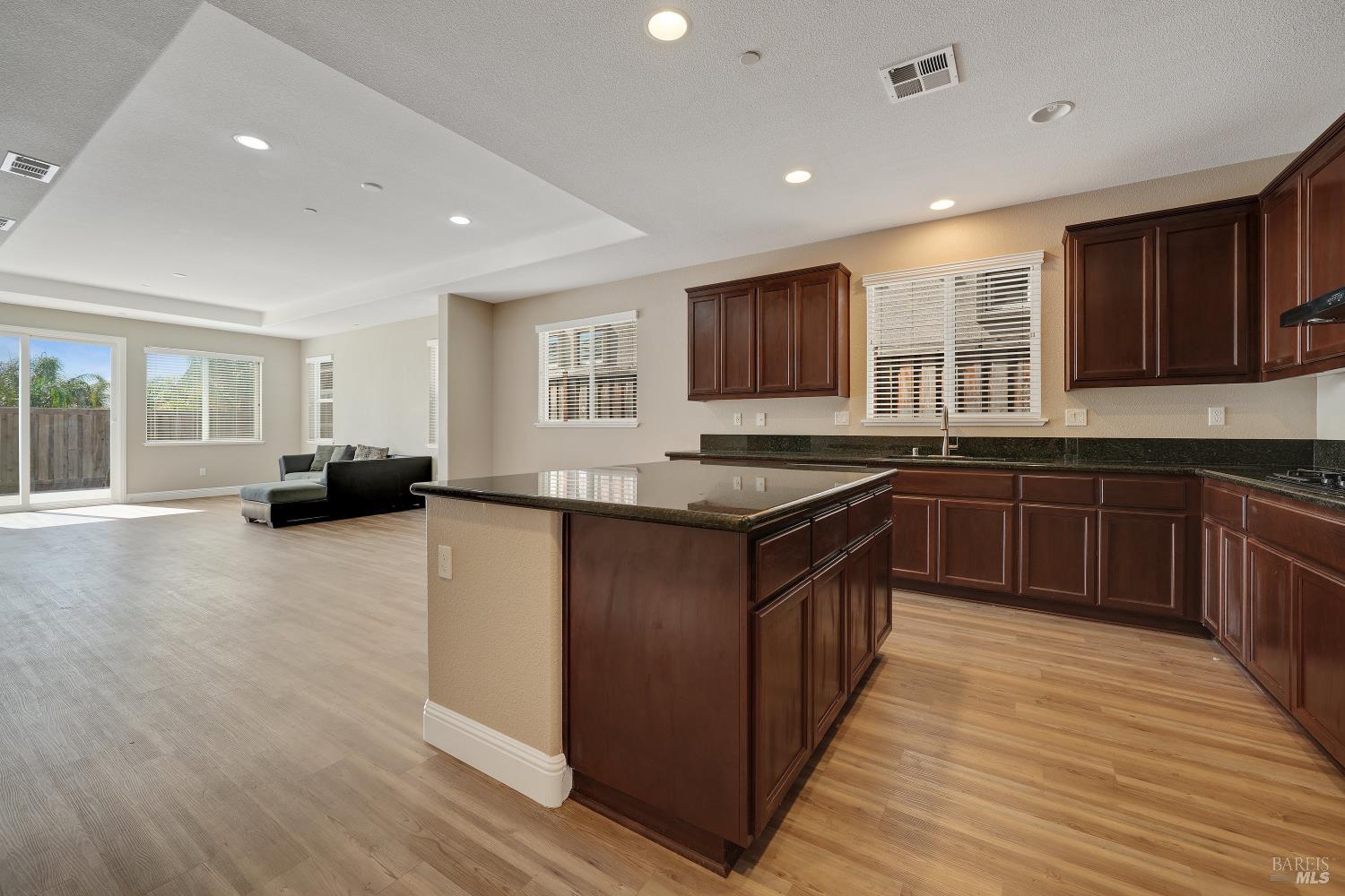 Detail Gallery Image 6 of 43 For 5360 Discovery Way, Fairfield,  CA 94533 - 4 Beds | 3 Baths