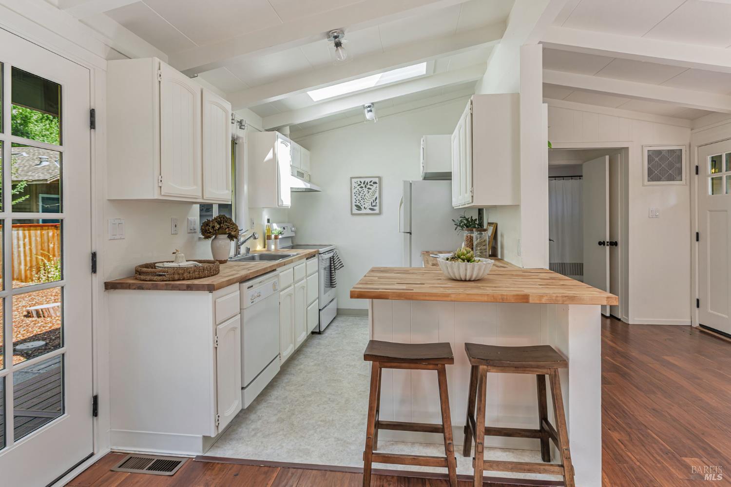 Detail Gallery Image 9 of 41 For 74 Creek Rd, Fairfax,  CA 94930 - 2 Beds | 1 Baths