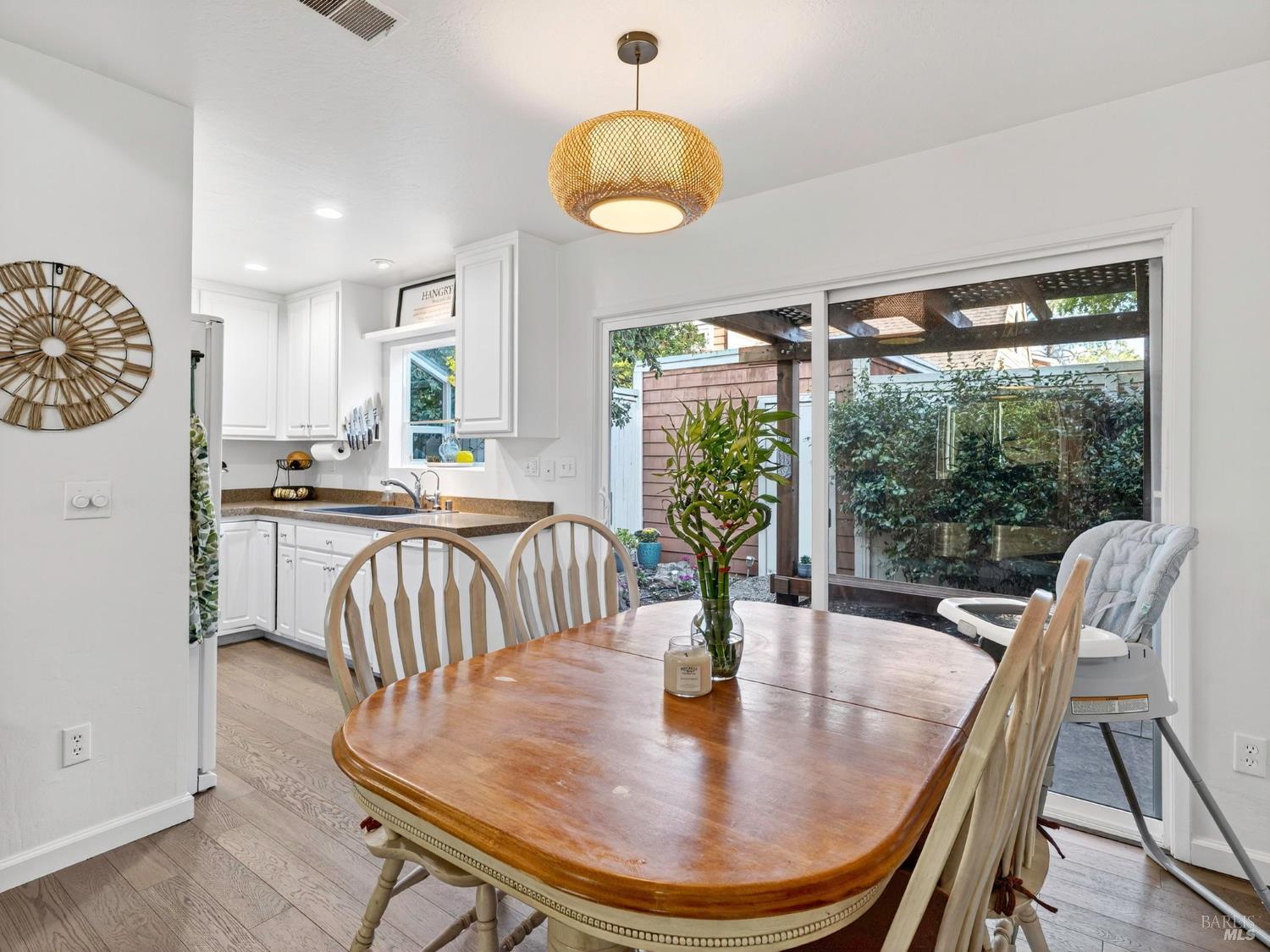 Detail Gallery Image 3 of 33 For 2506 Lakeview Dr, Santa Rosa,  CA 95405 - 3 Beds | 2 Baths