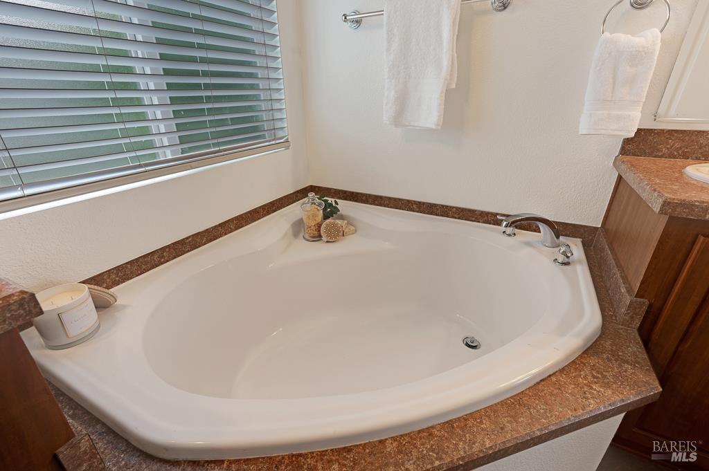 Detail Gallery Image 24 of 38 For 7 Oakwood Dr, Petaluma,  CA 94954 - 3 Beds | 2 Baths